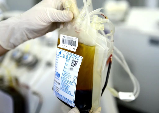 献血时采血袋一般分为三联袋或者四联袋:200ml,300ml是三联袋,400ml是