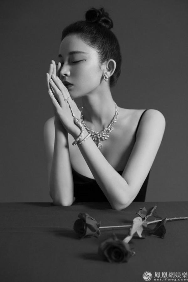 娜扎穿鱼尾长裙秀精致锁骨手拿玫瑰明艳动人