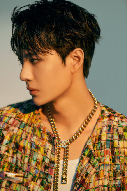 王一博身着彩色拼贴外套 完美展现侧颜!_要闻_健康频道_云南网