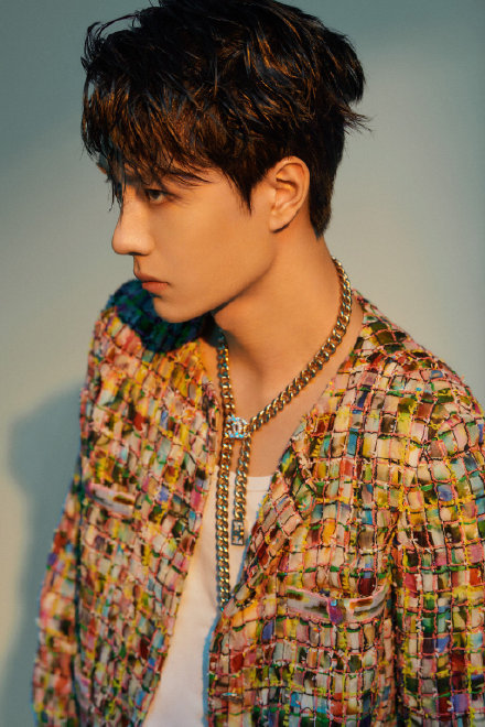 王一博身着彩色拼贴外套 完美展现侧颜!_要闻_健康频道_云南网