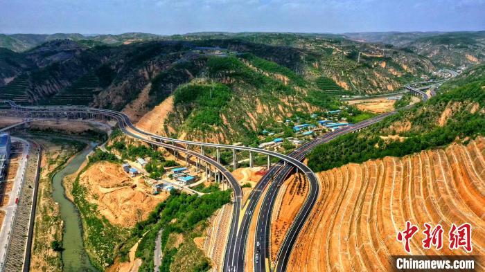 航拍陕西延黄高速如长龙横卧黄土高原